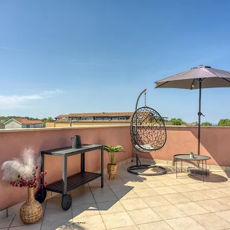 아파트 Sofia With Roof Terrace And Sea View In