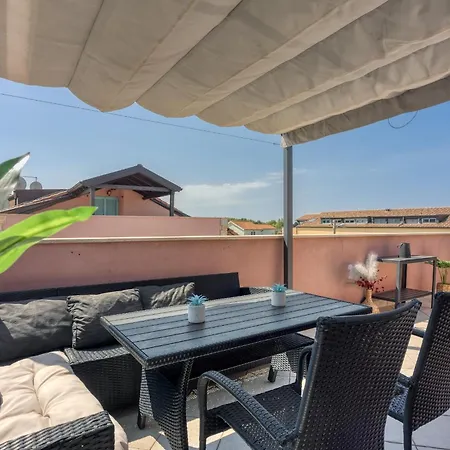 아파트 Sofia With Roof Terrace And Sea View In